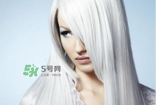 頭發(fā)白是什么原因引起的？頭發(fā)白吃什么能變黑？