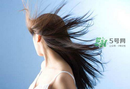 頭發(fā)白是什么原因引起的？頭發(fā)白吃什么能變黑？