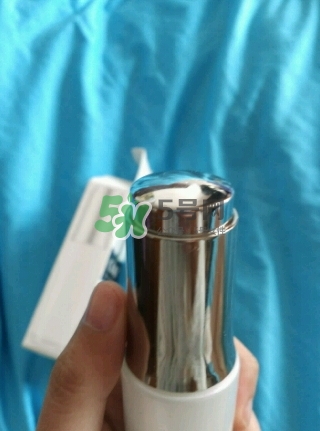 olay淡斑小白瓶和olay光感小白瓶哪個好？