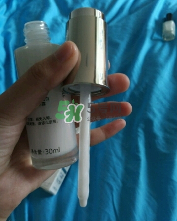 olay淡斑小白瓶和olay光感小白瓶哪個好？