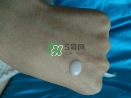 olay淡斑小白瓶和olay光感小白瓶哪個好？