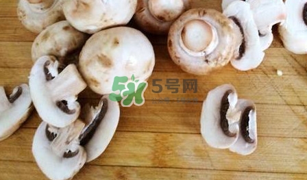 口蘑里面是黑色正常嗎？口蘑需要焯水嗎