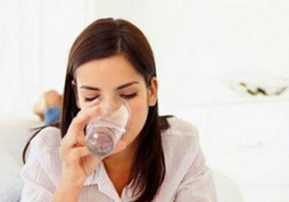 喝水就想小便是什么原因？喝水尿頻怎么辦？