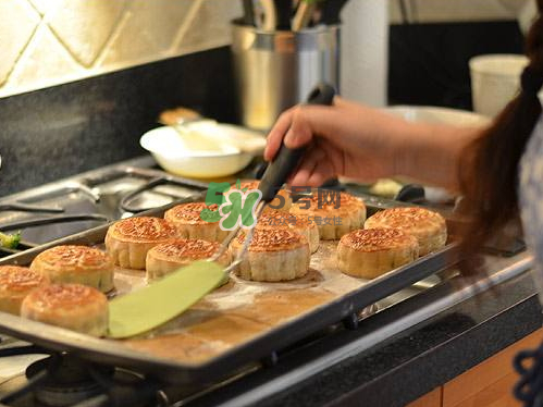 烤月餅用錫紙還是油紙？烤月餅是不是一定要墊錫紙？