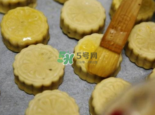 烤月餅刷蛋液還是蛋黃？月餅刷蛋液是全蛋液嗎？