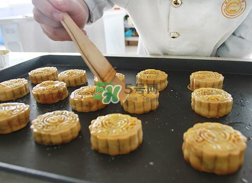 烤月餅刷蛋液還是蛋黃？月餅刷蛋液是全蛋液嗎？
