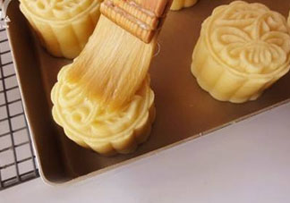 烤月餅刷蛋液還是蛋黃？月餅刷蛋液是全蛋液嗎？