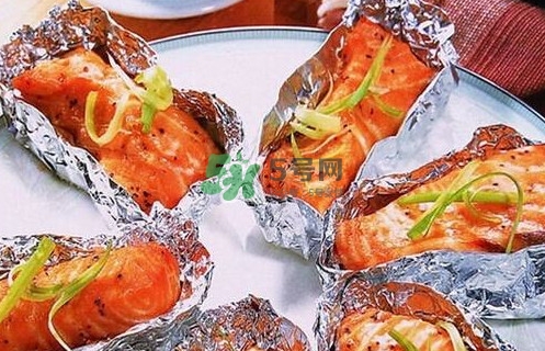 錫箔紙可以放微波爐嗎？錫箔紙可以放入烤箱嗎