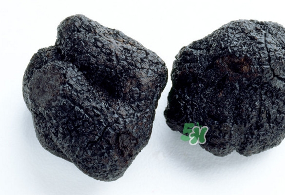 世界上評(píng)價(jià)較高的松露品種是什么？白松露和黑松露哪個(gè)好