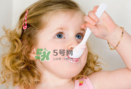 一歲后的寶寶如何喂養(yǎng)？寶寶喝牛奶好嗎？