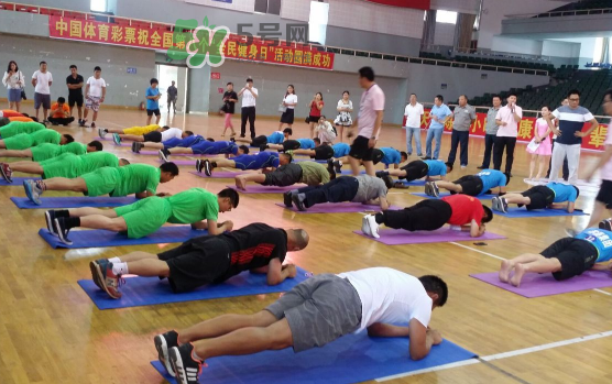 平板支撐能練出馬甲線嗎？平板支撐能減肚子嗎？