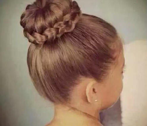 不要再為女兒扎羊角辮了 女孩好看的發(fā)型怎么扎？