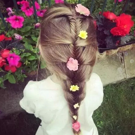 不要再為女兒扎羊角辮了 女孩好看的發(fā)型怎么扎？