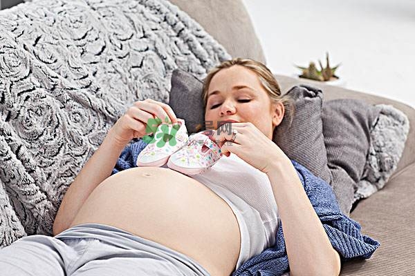 孕晚期肚子有規(guī)律的跳動是胎動嗎？