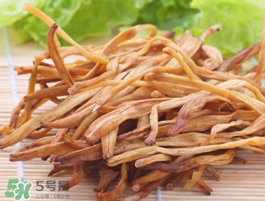 黃花菜是植物的什么部分？黃花菜要去芯嗎？