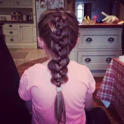 不要再為女兒扎羊角辮了 女孩好看的發(fā)型怎么扎？