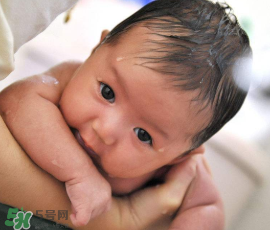 秋天嬰兒幾天洗一次澡？秋天嬰兒洗幾次澡？