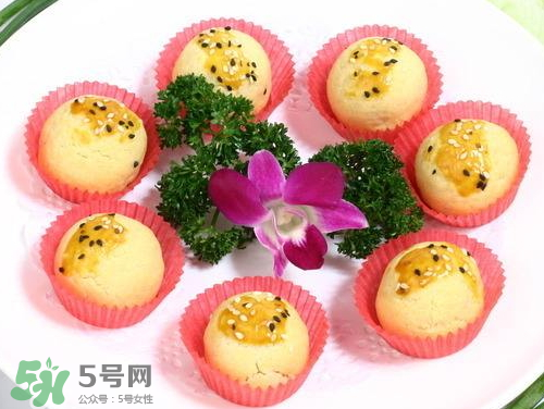 為什么蛋黃酥的皮很硬？蛋黃酥油皮太硬怎么辦？