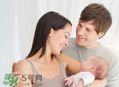 抱新生兒可以晃動(dòng)嗎？抱新生兒的正確方法圖