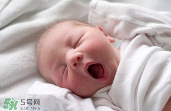 寶寶驚厥是什么癥狀？如何區(qū)別寶寶驚厥和驚跳？