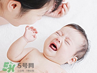 寶寶驚跳是什么癥狀？寶寶驚跳反應(yīng)怎么安撫？