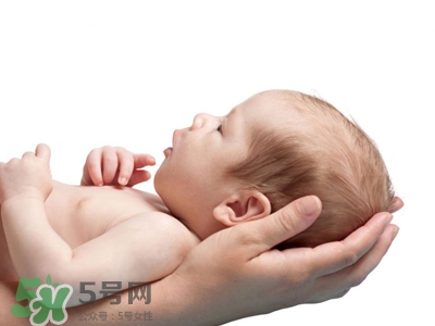 剛出生的寶寶要注意什么？剛出生的寶寶要準(zhǔn)備哪些東西？