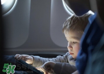 兩個月的寶寶可以坐飛機嗎？兩個月的寶寶坐飛機要買票嗎？