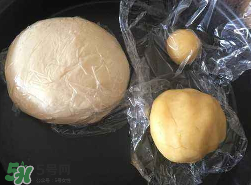 蛋黃酥油皮怎么揉出膜？蛋黃酥油皮不出膜怎么辦？