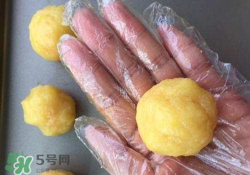 蛋黃酥油皮怎么揉出膜？蛋黃酥油皮不出膜怎么辦？