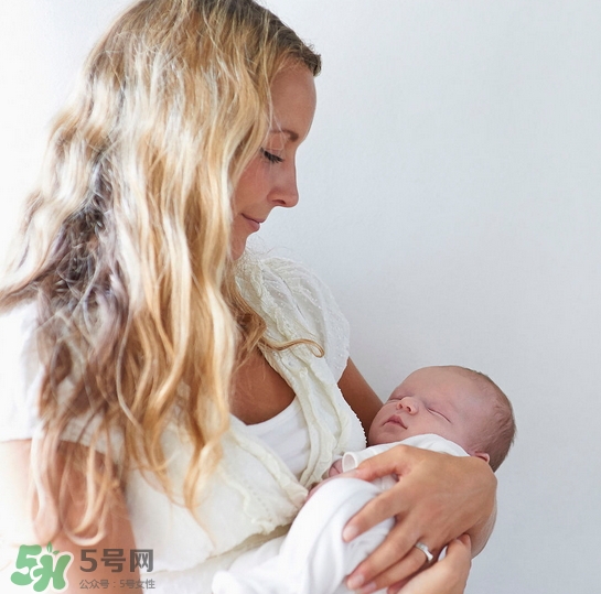 新生寶寶怎么抱？新生寶寶可以豎著抱嗎？