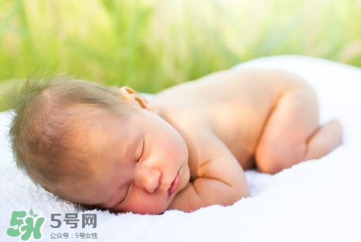 寶寶曬太陽后出濕疹正常嗎？寶寶曬太陽會出濕疹嗎？