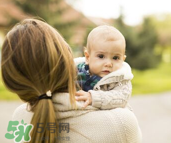 寶寶曬太陽后出濕疹正常嗎？寶寶曬太陽會出濕疹嗎？