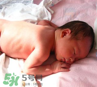 寶寶曬太陽后出濕疹正常嗎？寶寶曬太陽會出濕疹嗎？