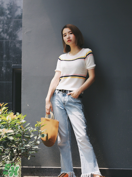 牛仔褲怎么搭配最好看？牛仔褲搭配什么上衣？