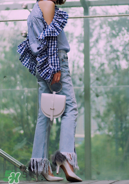 牛仔褲怎么搭配最好看？牛仔褲搭配什么上衣？