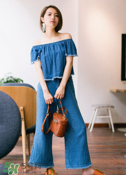 牛仔褲怎么搭配最好看？牛仔褲搭配什么上衣？