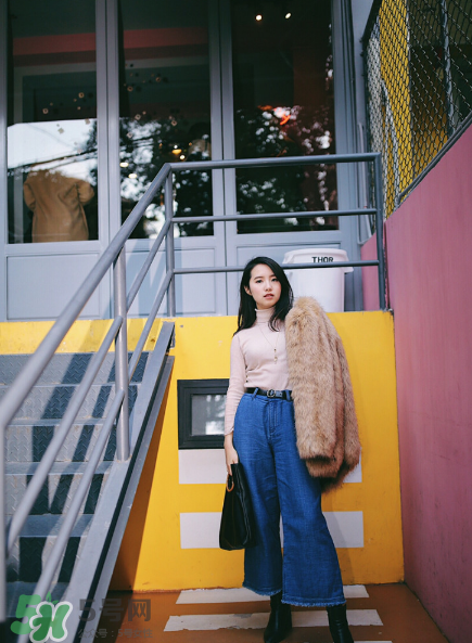 牛仔褲怎么搭配最好看？牛仔褲搭配什么上衣？