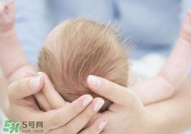 新生寶寶幾個月可以豎著抱？寶寶豎著抱的正確姿勢