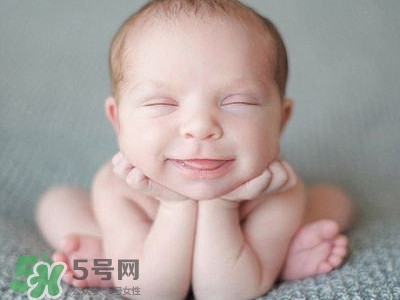 寶寶剛出生可以喝奶粉嗎？剛出生的寶寶喝多少奶粉？