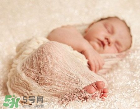 寶寶剛出生可以喝奶粉嗎？剛出生的寶寶喝多少奶粉？