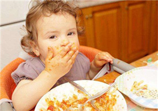 怎么培養(yǎng)寶寶自己吃飯？如何培養(yǎng)寶寶自己吃飯