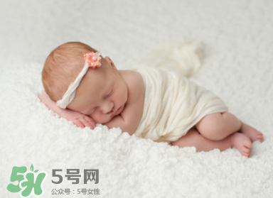 寶寶驚跳是什么癥狀？寶寶驚跳反應(yīng)怎么安撫？