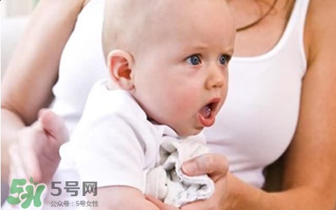 新生兒吐奶是什么原因？新生兒吐奶從鼻子出來怎么回事？