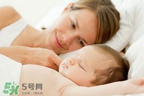 新生寶寶幾個月可以豎著抱？寶寶豎著抱的正確姿勢