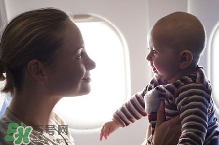 兩個月的寶寶可以坐飛機嗎？兩個月的寶寶坐飛機要買票嗎？