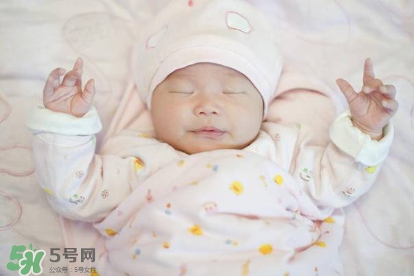 寶寶剛出生可以喝奶粉嗎？剛出生的寶寶喝多少奶粉？