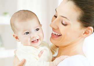 新生寶寶幾個月可以豎著抱？寶寶豎著抱的正確姿勢