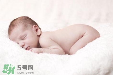 寶寶驚跳是什么癥狀？寶寶驚跳反應(yīng)怎么安撫？