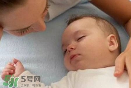 寶寶驚跳反應(yīng)什么時(shí)候消失？寶寶驚跳反射太頻繁怎么辦？