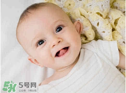 寶寶剛出生可以喝奶粉嗎？剛出生的寶寶喝多少奶粉？